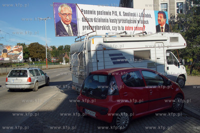 Antoni Fila z kolejnym banerem pod siedzibą prokuratury...