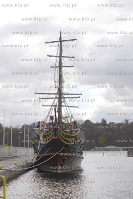 Opustoszala w czasie epidemii Marina Gdynia - basen...