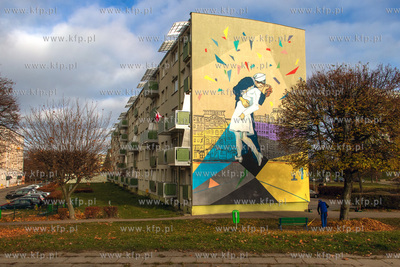 Mural na elewacji bloku przy Aleja Zwycięstwa 1 w...