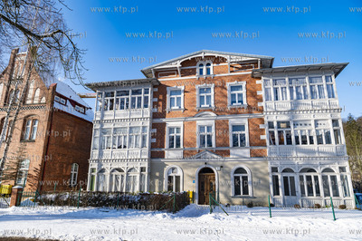 Zima w Gdańsku Oliwie. Nz. Budynek przy ul. Cystersów...