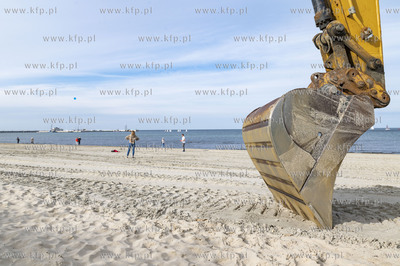 Sopot. Piasek z dna morza wydobyty podczas prac pogłębienia...