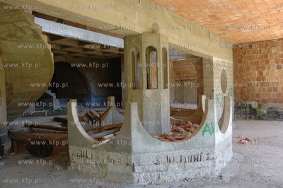 Wnetrze zamku w Lapalicach, polozonego miedzy Chmielnem...