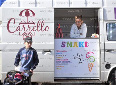 Kaszubskie dozynki powiatu kartuskiego w Zukowie. Lody...