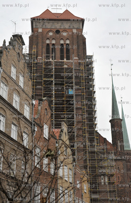 Demontaz rusztowan z odrestaurowanej wiezy Bazyliki...