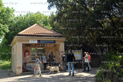 Gdansk Przymorze. Kasa biletowa i kiosk obok przystanku...