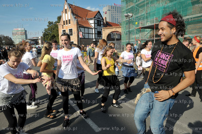 Gdansk. ul. Podmlynska. Parada z udzialem bebniarzy,...