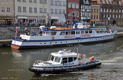 Gdansk. Motorowka policyjna na Motlawie, przy nabrzezu...