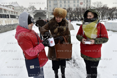 Orszak Trzech Króli w Sopocie. Plac Zdrojowy. Wolontariusza...