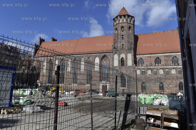 Prace budowlane na placu między ul. Świętojańską...