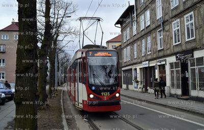 Gdańsk Nowy Port. Tramwaj linii nt 7 na ul. Oliwskiej...