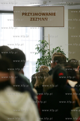 Gdansk. Urzad Skarbowy nr 1. Podatnicy skladaja zeznania...