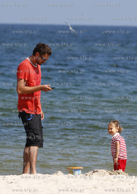 Polwysep helski. Marcin Prokop nad morzem z coreczka.
23.07.2008
fot....