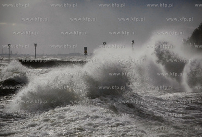 Gdynia. Bulwar nadmorski. Sztorm na Zatoce Gdanskiej....