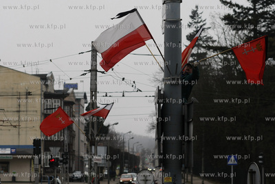 Gdansk Oliwa. Ul. Grunwaldzka. Flagi z kirem, ktore...