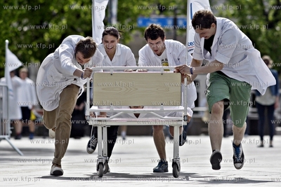 Plac Przyjaciół Sopotu. Wyscigi lozek szpitalnych.
18.05.2012
fot....