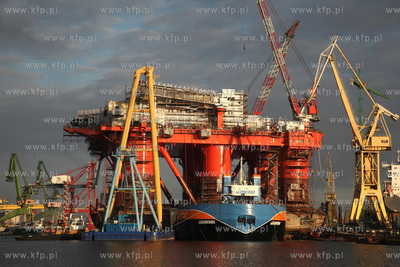 Platforma wiertnicza w Stoczni Remontowej w Gdansku.
13.12.2012
fot....