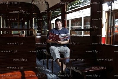 Autorzy albumu " 140 lat gdanskich tramwajow " w zajedni...