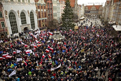 Gdańsk. Długi Targ. Demonstracja przeciwko rządom...