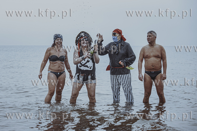 Gdańskie Morsy tradycyjnie na plażyw Jelitkowie przywitały...