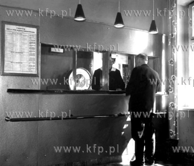 Przed okienkiem pocztowym. 1968 Fot. Zbigniew Kosycarz...