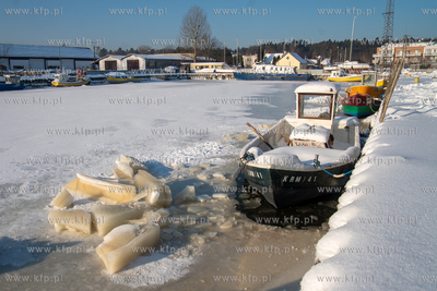 Zima na Mierzei Wiślanej. Zamarznięty port rybacki...