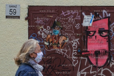 Gdańsk, ul. Kozia. Grafika na drzwiach garażu - ...