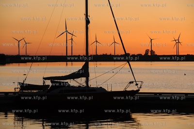 Port w Pucku. n/z farma wiatrowa kolo Lebcza24.05.2009fot....