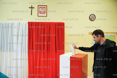 Gdansk. Obwodowa Komisja Wyborcza. Mieszkancy Gdanska...