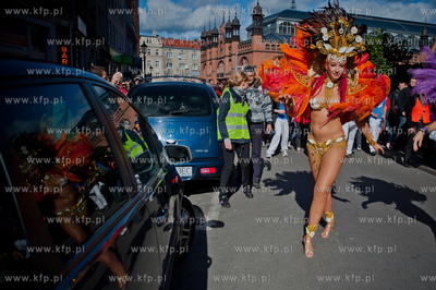 Gdansk. Ulica Panska. Parada z udzialem bebniarzy,...
