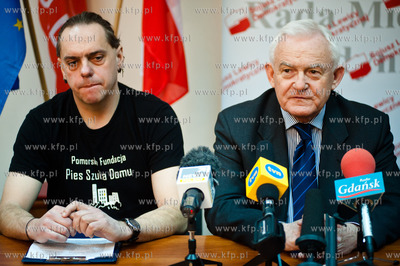 Gdynia. Gdynia. Biuro poselskie Leszka Millera. Konferencja...