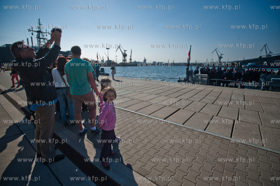 Gdynia. Oksywie. Port Marynarki Wojennej. Powrot niszczyciela...