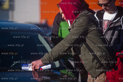 Gdansk. Matarnia. Wolontariusze rozkladaja ulotki skierowane...