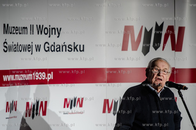 Gdansk. Byly zbiornik gazowy na terenie Polskiej Spolki...