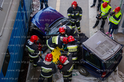 Gdansk. Cwiczenia Strazy Pozarnej na nowo budowanym...