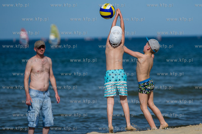 Upalny, bardzo sloneczny, sobotni dzien na plazy i...