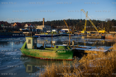 Skuty lodem port rybacki w Swibnie na wyspie Sobieszewskiej.
05.01.2016
fot....
