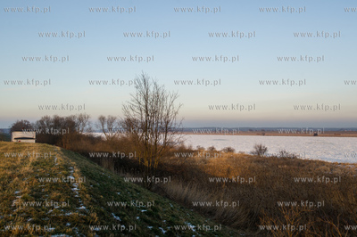 Skuta lodem Wisla na wysokosci przeprawy promowej w...