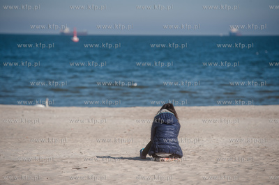 Gdynia. Słoneczna, jednak mroźna pogoda na gdyńskiej...