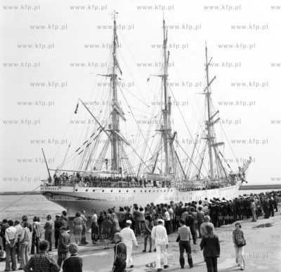 Zaglowiec Dar Pomorza wplywa do Portu Gdynskiego. (5lipiec74_z.kosycarz_p41)...