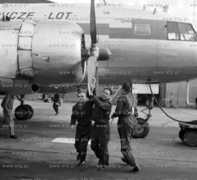 Mechanicy przy smigle i silniku samolotu IL-14 Polskich...