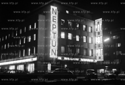 Oswietlony neonem PDT Neptun na aleji Grunwaldzkiej...