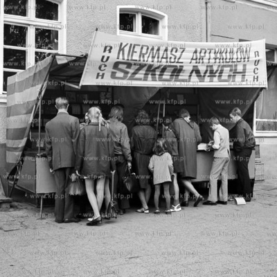 Kiermasz artykulow szkolnych w Starogardzie. 
02.08.1972
5sierpien72_z.kosycarz_p44
Fot....