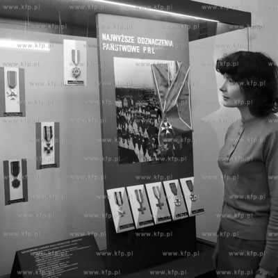 Wystawa prezentująca odznaczenia państwowe, odznaki...