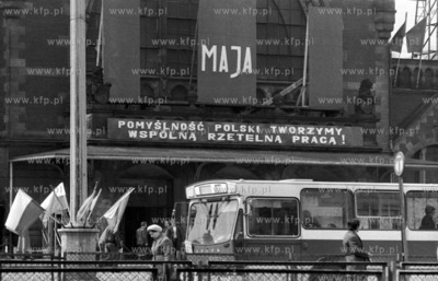 Transparent propagandowy z okazji święta 1 maja na...