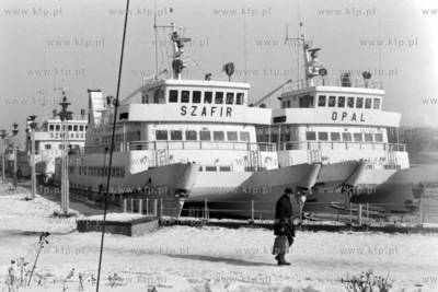 Katamarany białej floty Opal i Szafir zacumowane do...