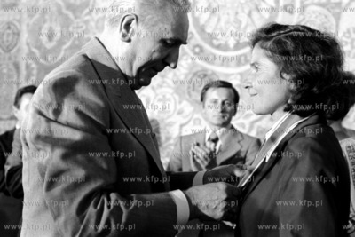 Edward Gierek, I sekretarz KC PZPR dekoruje kapitan...