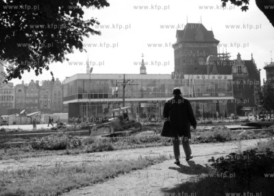 Remont Wałów Jagiellońskich w Gdańsku. Na drugim...