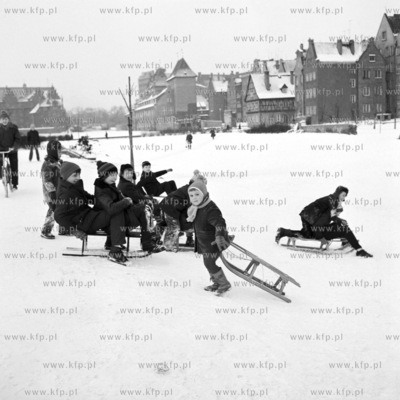 Zimowa zabawa na placu przy Podwalu Przedmiejskim w...