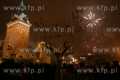 Powitanie Nowego Roku 2006 w Gdansku. Nz. pokaz fajerwerkow...