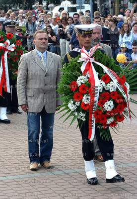 Zlozenie kwiatow i wiencow na plycie Marynarza Polskiego...